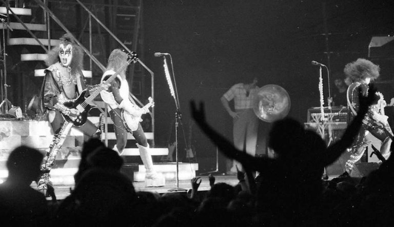 Are you in these photos? KISS rocks the Cow Palace in 1977 | Kiss Asylum